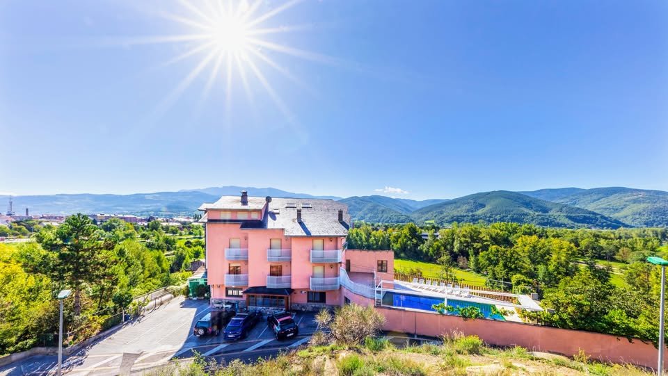 Direcció: Camí de la Seu, s/n, 25700 Castellciutat. La Seu d'Urgell, Lleida Horaris: De dilluns a diumenge: Dinars: de 13:00 a 15:00 Sopars: de 20:00 a 22:00 El nostre restaurant tanca diumenges nit (en temporada baixa) Contacta amb nosaltres: glorietahotel@gmail.com . Telèfon +376973351045 El sabor de la tradició. Albert Formentí, el xef de l'Alt Urgell. Des de Castellciutat, el restaurant La Glorieta per als millors comensals amb una cuina de mercat, a grans gurmets del Pirineu i Andorra. On el bon menjar se serveix amb vistes al Cadí. Restaurant La Glorieta. La Glorieta és el restaurant de proximitat a La Seu d'Urgell i Andorra. Per a bons paladars oferint cuina catalana amb producte noble de mercat La Proposta Gastronòmica de l’Albert. Amb una proposta culinària arrelada a la tradició de l'Alt Urgell, al Restaurant La Glorieta busquem delectar els nostres comensals amb plats que rescaten sabors autèntics de la regió, oferint una experiència gastronòmica única. Direcció: Camí de la Seu, s/n, 25700 Castellciutat. La Seu d'Urgell, Lleida Horaris: De dilluns a diumenge: Dinars: de 13:00 a 15:00 Sopars: de 20:00 a 22:00 El nostre restaurant tanca diumenges nit (en temporada baixa) Contacta amb nosaltres: glorietahotel@gmail.com . Telèfon +376973351045