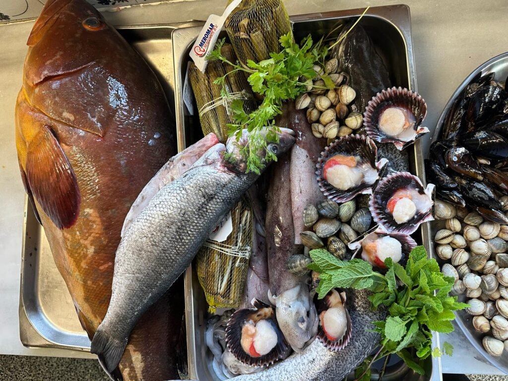 🍽️💛 Restaurant La Glorieta — Cuina gastronòmica amb preus ajustats Si busques un lloc on la cuina catalana i andorrana es viu amb passió, però sense renunciar a uns preus ajustats, el Restaurant La Glorieta és — possiblement — el millor restaurant de la Seu d’Urgell per fer-ho. Situat a Castellciutat, La Glorieta combina la tradició culinària del Pirineu amb una proposta gastronòmica honesta, acurada i pensada perquè tothom pugui gaudir d’un bon àpat sense excessos. Aquí, la qualitat no és un luxe: és una manera de fer. ✨ Cuina gastronòmica per a tots els paladars Plats catalans i andorrans elaborats amb producte de mercat. Receptes del Pirineu amb el segell del xef Albert Formentí. Menú i carta equilibrats que ofereixen alta cuina a preus accessibles. Vistes privilegiades al Cadí que converteixen cada àpat en un moment especial. 💬 Una filosofia clara A La Glorieta creuen que la gastronomia ha de ser proper, assequible i memorable. Per això treballen amb ingredients nobles, tècnica impecable i una carta que manté l’essència de la cuina tradicional… sense inflar els preus. ⏰ Horaris Dinars: 13:00 – 15:00 Sopars: 20:00 – 22:00 (Diumenge nit tancat en temporada baixa) 📞 Reserves Email: glorietahotel@gmail.com Telèfon: +34 973 351 045 🌟 La Glorieta: gastronomia de veritat, preus honestos i sabor del territori Un restaurant que demostra que la bona cuina no ha de ser cara… només ha de ser autèntica. #RestaurantLaGlorieta #Castellciutat #LaSeuDUrgell #CuinaCatalana #CuinaAndorrana #GastronomiaAccessible