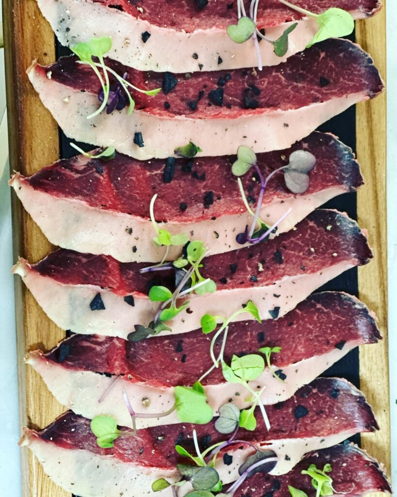🍽️✨ Restaurant La Glorieta — Possiblement el millor restaurant de la Seu d’Urgell Descobreix el Restaurant La Glorieta, un espai gastronòmic únic situat a Castellciutat, on la cuina catalana i andorrana es converteixen en una experiència que enamora des del primer plat. A La Glorieta, cada elaboració és una celebració del territori. El xef Albert Formentí, mestre de la cuina tradicional del Pirineu, treballa amb ingredients nobles de mercat, productes de proximitat i una tècnica impecable que dona vida a plats que capturen l’essència de l’Alt Urgell i d’Andorra. ✨ Una experiència gastronòmica incomparable Cuina catalana i andorrana — Receptes de sempre, renovades amb sensibilitat i respecte pel producte. Producte de mercat — Temporada, qualitat i sabor autèntic. Vistes al Cadí — Un entorn privilegiat que converteix cada àpat en un moment especial. Cuina del Pirineu — Tradició, identitat i caràcter en cada plat. ⏰ Horaris Dinars: 13:00 – 15:00 Sopars: 20:00 – 22:00 (Diumenge nit tancat en temporada baixa) 📞 Contacte i reserves Email: glorietahotel@gmail.com Telèfon: +34 973 351 045 🌟 La Glorieta: cuina autèntica, entorn únic i sabor del Pirineu Si busques una experiència gastronòmica que combini tradició, qualitat i territori, La Glorieta és — possiblement — el millor restaurant de la Seu d’Urgell. #RestaurantLaGlorieta #Castellciutat #LaSeuDUrgell #CuinaCatalana #CuinaAndorrana #PirineuGastronòmic