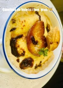🔥🍽️ Les especialitats del Restaurant La Glorieta — L’univers gastronòmic d’Albert Formentí A l’Hotel Restaurant La Glorieta, el xef Albert Formentí ha construït una proposta gastronòmica que combina cuina catalana, cuina andorrana i producte de mercat amb una sensibilitat única. Les seves especialitats són reconegudes per clients que busquen autenticitat, tradició i un tracte impecable en un entorn privilegiat amb vistes al Cadí. ✨ Especialitats gastronòmiques de La Glorieta Arrossos del Pirineu — Elaborats amb brou casolà, producte fresc i cocció precisa. Caragols a la llauna — Un clàssic del territori amb el toc personal d’Albert Formentí. Carns de proximitat — Seleccionades amb criteri i cuinades amb tècnica tradicional. Cuina catalana i andorrana — Receptes de sempre, renovades amb sensibilitat i respecte pel producte. Postres casolanes — Elaborades al restaurant amb ingredients de qualitat. 🎉 Celebracions i esdeveniments La Glorieta és un espai ideal per a tota classe de celebracions, gràcies a la seva ubicació, els salons amplis i la cuina de qualitat. Celebracions familiars Aniversaris Bateigs Comunions Reunions familiars Amb menús personalitzats i opcions per a tots els gustos. 🏢 Dinars i sopars d’empresa La Glorieta és un referent per a empreses de la Seu i Andorra que busquen un espai elegant, tranquil i amb cuina de nivell. Menús d’empresa adaptats a cada necessitat. Sopars de gala amb producte prèmium. Reunions corporatives amb servei professional i discret. 🎄 Celebracions de Nadal Cada any, La Glorieta prepara menús especials per a: Dinars de Nadal Sopars d’empresa Cap d’Any Amb plats tradicionals, producte de temporada i l’atmosfera càlida que caracteritza el restaurant. 🌟 Un restaurant per a moments especials La Glorieta és — possiblement — el millor restaurant de la Seu d’Urgell i d’Andorra on combinar gastronomia, tradició i celebracions en un entorn únic. #RestaurantLaGlorieta #AlbertFormentí #CelebracionsLaSeu #CuinaCatalana #CuinaAndorrana #AltUrgell