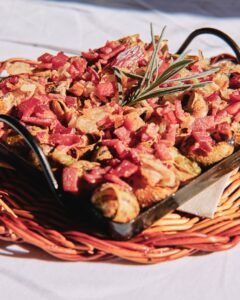 🔥🍽️ Les especialitats del Restaurant La Glorieta — L’univers gastronòmic d’Albert Formentí A l’Hotel Restaurant La Glorieta, el xef Albert Formentí ha construït una proposta gastronòmica que combina cuina catalana, cuina andorrana i producte de mercat amb una sensibilitat única. Les seves especialitats són reconegudes per clients que busquen autenticitat, tradició i un tracte impecable en un entorn privilegiat amb vistes al Cadí. ✨ Especialitats gastronòmiques de La Glorieta Arrossos del Pirineu — Elaborats amb brou casolà, producte fresc i cocció precisa. Caragols a la llauna — Un clàssic del territori amb el toc personal d’Albert Formentí. Carns de proximitat — Seleccionades amb criteri i cuinades amb tècnica tradicional. Cuina catalana i andorrana — Receptes de sempre, renovades amb sensibilitat i respecte pel producte. Postres casolanes — Elaborades al restaurant amb ingredients de qualitat. 🎉 Celebracions i esdeveniments La Glorieta és un espai ideal per a tota classe de celebracions, gràcies a la seva ubicació, els salons amplis i la cuina de qualitat. Celebracions familiars Aniversaris Bateigs Comunions Reunions familiars Amb menús personalitzats i opcions per a tots els gustos. 🏢 Dinars i sopars d’empresa La Glorieta és un referent per a empreses de la Seu i Andorra que busquen un espai elegant, tranquil i amb cuina de nivell. Menús d’empresa adaptats a cada necessitat. Sopars de gala amb producte prèmium. Reunions corporatives amb servei professional i discret. 🎄 Celebracions de Nadal Cada any, La Glorieta prepara menús especials per a: Dinars de Nadal Sopars d’empresa Cap d’Any Amb plats tradicionals, producte de temporada i l’atmosfera càlida que caracteritza el restaurant. 🌟 Un restaurant per a moments especials La Glorieta és — possiblement — el millor restaurant de la Seu d’Urgell i d’Andorra on combinar gastronomia, tradició i celebracions en un entorn únic. #RestaurantLaGlorieta #AlbertFormentí #CelebracionsLaSeu #CuinaCatalana #CuinaAndorrana #AltUrgell