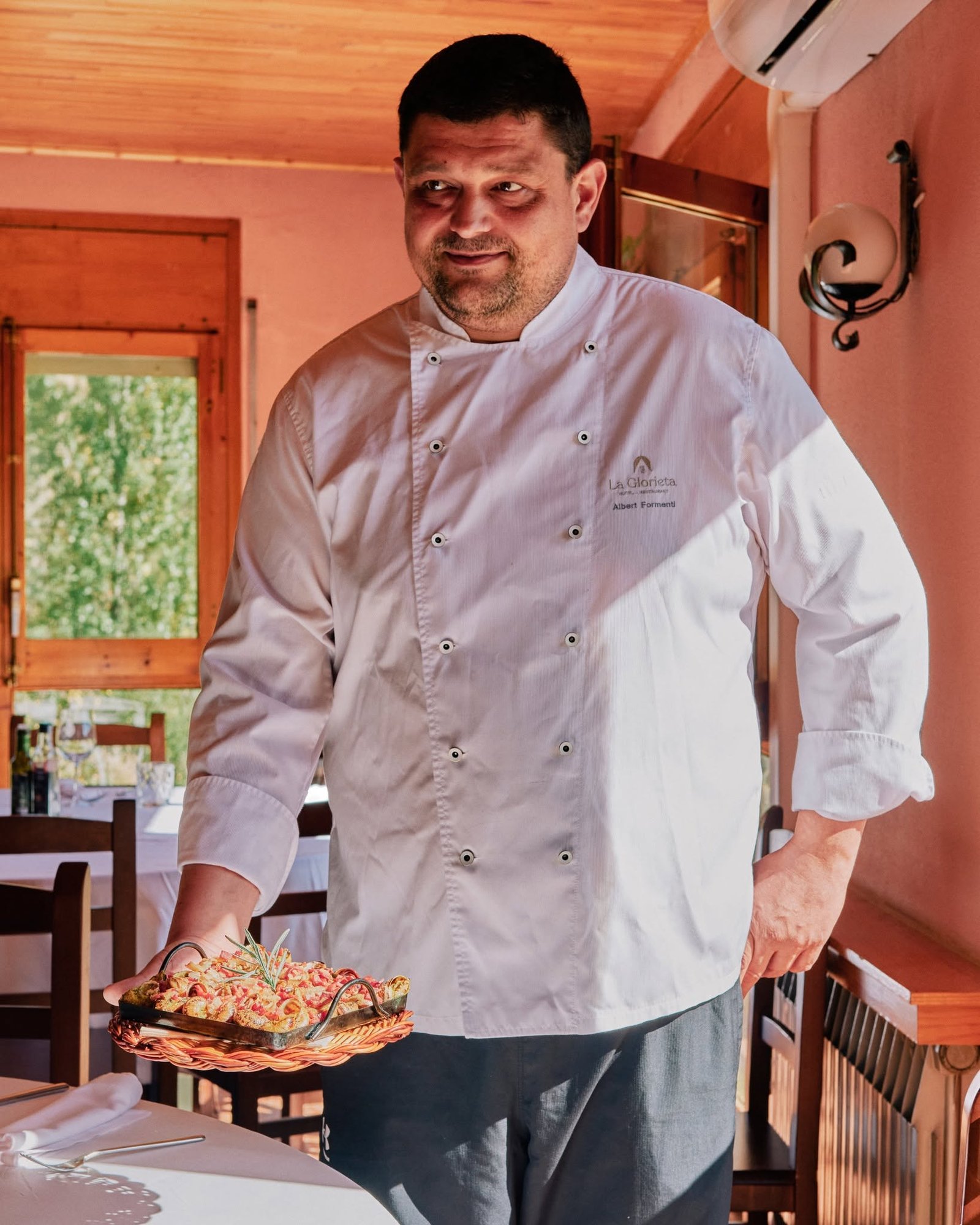 🔥🐌 Els cargols a la llauna de l’Hotel La Glorieta — L’estil únic d’Albert Formentí Els cargols a la llauna de l’Hotel Restaurant La Glorieta són una d’aquelles elaboracions que expliquen perfectament la cuina del xef Albert Formentí: tradició, producte de proximitat i un toc personal que marca la diferència. A La Glorieta, els caragols es cuinen com s’ha fet sempre, però amb la precisió i l’ofici d’un cuiner que coneix la cuina catalana i andorrana a fons. El resultat és un plat intens, aromàtic i profund, amb una salsa que fa que cada caragol sigui una petita explosió de sabor. ✨ Què fa especials aquests caragols? Cocció lenta i tradicional que potencia el sabor. Toc personal d’Albert Formentí amb espècies i aromes equilibrades. Producte de proximitat seleccionat amb criteri. Salsa intensa que fa que el plat sigui irresistible. 🐌 Un clàssic del territori Els cargols a la llauna són un plat emblemàtic de la cuina catalana, i a La Glorieta es converteixen en una experiència gastronòmica que uneix tradició, identitat i autenticitat. Un plat per gaudir-lo amb calma, amb bon vi i amb les vistes al Cadí que fan de cada àpat un moment especial. #RestaurantLaGlorieta #CargolsALaLlauna #AlbertFormentí #CuinaCatalana #AltUrgell #LaSeuDUrgell