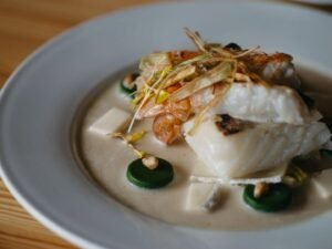 🔥🍽️ Les especialitats del Restaurant La Glorieta — L’univers gastronòmic d’Albert Formentí A l’Hotel Restaurant La Glorieta, el xef Albert Formentí ha construït una proposta gastronòmica que combina cuina catalana, cuina andorrana i producte de mercat amb una sensibilitat única. Les seves especialitats són reconegudes per clients que busquen autenticitat, tradició i un tracte impecable en un entorn privilegiat amb vistes al Cadí. ✨ Especialitats gastronòmiques de La Glorieta Arrossos del Pirineu — Elaborats amb brou casolà, producte fresc i cocció precisa. Caragols a la llauna — Un clàssic del territori amb el toc personal d’Albert Formentí. Carns de proximitat — Seleccionades amb criteri i cuinades amb tècnica tradicional. Cuina catalana i andorrana — Receptes de sempre, renovades amb sensibilitat i respecte pel producte. Postres casolanes — Elaborades al restaurant amb ingredients de qualitat. 🎉 Celebracions i esdeveniments La Glorieta és un espai ideal per a tota classe de celebracions, gràcies a la seva ubicació, els salons amplis i la cuina de qualitat. Celebracions familiars Aniversaris Bateigs Comunions Reunions familiars Amb menús personalitzats i opcions per a tots els gustos. 🏢 Dinars i sopars d’empresa La Glorieta és un referent per a empreses de la Seu i Andorra que busquen un espai elegant, tranquil i amb cuina de nivell. Menús d’empresa adaptats a cada necessitat. Sopars de gala amb producte prèmium. Reunions corporatives amb servei professional i discret. 🎄 Celebracions de Nadal Cada any, La Glorieta prepara menús especials per a: Dinars de Nadal Sopars d’empresa Cap d’Any Amb plats tradicionals, producte de temporada i l’atmosfera càlida que caracteritza el restaurant. 🌟 Un restaurant per a moments especials La Glorieta és — possiblement — el millor restaurant de la Seu d’Urgell i d’Andorra on combinar gastronomia, tradició i celebracions en un entorn únic. #RestaurantLaGlorieta #AlbertFormentí #CelebracionsLaSeu #CuinaCatalana #CuinaAndorrana #AltUrgell