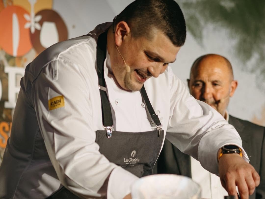 🔥🍽️ Les especialitats del Restaurant La Glorieta — L’univers gastronòmic d’Albert Formentí A l’Hotel Restaurant La Glorieta, el xef Albert Formentí ha construït una proposta gastronòmica que combina cuina catalana, cuina andorrana i producte de mercat amb una sensibilitat única. Les seves especialitats són reconegudes per clients que busquen autenticitat, tradició i un tracte impecable en un entorn privilegiat amb vistes al Cadí. ✨ Especialitats gastronòmiques de La Glorieta Arrossos del Pirineu — Elaborats amb brou casolà, producte fresc i cocció precisa. Caragols a la llauna — Un clàssic del territori amb el toc personal d’Albert Formentí. Carns de proximitat — Seleccionades amb criteri i cuinades amb tècnica tradicional. Cuina catalana i andorrana — Receptes de sempre, renovades amb sensibilitat i respecte pel producte. Postres casolanes — Elaborades al restaurant amb ingredients de qualitat. 🎉 Celebracions i esdeveniments La Glorieta és un espai ideal per a tota classe de celebracions, gràcies a la seva ubicació, els salons amplis i la cuina de qualitat. Celebracions familiars Aniversaris Bateigs Comunions Reunions familiars Amb menús personalitzats i opcions per a tots els gustos. 🏢 Dinars i sopars d’empresa La Glorieta és un referent per a empreses de la Seu i Andorra que busquen un espai elegant, tranquil i amb cuina de nivell. Menús d’empresa adaptats a cada necessitat. Sopars de gala amb producte prèmium. Reunions corporatives amb servei professional i discret. 🎄 Celebracions de Nadal Cada any, La Glorieta prepara menús especials per a: Dinars de Nadal Sopars d’empresa Cap d’Any Amb plats tradicionals, producte de temporada i l’atmosfera càlida que caracteritza el restaurant. 🌟 Un restaurant per a moments especials La Glorieta és — possiblement — el millor restaurant de la Seu d’Urgell i d’Andorra on combinar gastronomia, tradició i celebracions en un entorn únic. #RestaurantLaGlorieta #AlbertFormentí #CelebracionsLaSeu #CuinaCatalana #CuinaAndorrana #AltUrgell