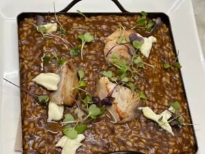 🍚🔥 Els arrossos d’Albert Formentí — El segell gastronòmic de La Glorieta Hotel Gastronòmic A La Glorieta Hotel Gastronòmic, l’arròs no és només un plat: és una obra de cuina tradicional, una demostració de tècnica i un homenatge al territori. El xef Albert Formentí, referent de la cuina catalana i andorrana, ha convertit els seus arrossos en un autèntic símbol del restaurant, reconeguts per clients que busquen sabor, identitat i producte de primera. ✨ Què fa únics els arrossos de La Glorieta? Brou casolà de cocció lenta — Elaborat cada dia amb producte fresc, caps, espines i reduccions que aporten profunditat. Producte de mercat i proximitat — Marisc, carns i verdures seleccionades amb criteri i respecte. Tècnica impecable — Punt de cocció precís, sabor intens i textura melosa o seca segons el tipus d’arròs. Cuina del Pirineu amb ànima mediterrània — Tradició catalana reinterpretada amb sensibilitat i autenticitat. 🍽️ Arrossos que expliquen el territori Els arrossos d’Albert Formentí són una fusió perfecta entre la cuina de mercat, la tradició del Pirineu i l’essència mediterrània. Cada plat és una experiència gastronòmica que reflecteix la filosofia del restaurant: cuina honesta, sabor profund i preus ajustats per fer la gastronomia accessible a tothom. 🌄 Un entorn que ho fa encara més especial Gaudir d’un arròs a La Glorieta és fer-ho amb les vistes al Cadí, un paisatge que converteix cada àpat en un moment únic i memorable. ⏰ Horaris Dinars: 13:00 – 15:00 Sopars: 20:00 – 22:00 (Diumenge nit tancat en temporada baixa) 📞 Reserves Email: glorietahotel@gmail.com Telèfon: +34 973 351 045 #RestaurantLaGlorieta #ArrossosDelPirineu #CuinaCatalana #CuinaAndorrana #Castellciutat #LaSeuDUrgell