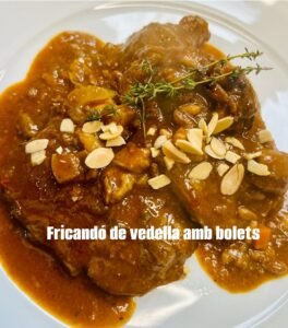 🔥🍽️ Les especialitats del Restaurant La Glorieta — L’univers gastronòmic d’Albert Formentí A l’Hotel Restaurant La Glorieta, el xef Albert Formentí ha construït una proposta gastronòmica que combina cuina catalana, cuina andorrana i producte de mercat amb una sensibilitat única. Les seves especialitats són reconegudes per clients que busquen autenticitat, tradició i un tracte impecable en un entorn privilegiat amb vistes al Cadí. ✨ Especialitats gastronòmiques de La Glorieta Arrossos del Pirineu — Elaborats amb brou casolà, producte fresc i cocció precisa. Caragols a la llauna — Un clàssic del territori amb el toc personal d’Albert Formentí. Carns de proximitat — Seleccionades amb criteri i cuinades amb tècnica tradicional. Cuina catalana i andorrana — Receptes de sempre, renovades amb sensibilitat i respecte pel producte. Postres casolanes — Elaborades al restaurant amb ingredients de qualitat. 🎉 Celebracions i esdeveniments La Glorieta és un espai ideal per a tota classe de celebracions, gràcies a la seva ubicació, els salons amplis i la cuina de qualitat. Celebracions familiars Aniversaris Bateigs Comunions Reunions familiars Amb menús personalitzats i opcions per a tots els gustos. 🏢 Dinars i sopars d’empresa La Glorieta és un referent per a empreses de la Seu i Andorra que busquen un espai elegant, tranquil i amb cuina de nivell. Menús d’empresa adaptats a cada necessitat. Sopars de gala amb producte prèmium. Reunions corporatives amb servei professional i discret. 🎄 Celebracions de Nadal Cada any, La Glorieta prepara menús especials per a: Dinars de Nadal Sopars d’empresa Cap d’Any Amb plats tradicionals, producte de temporada i l’atmosfera càlida que caracteritza el restaurant. 🌟 Un restaurant per a moments especials La Glorieta és — possiblement — el millor restaurant de la Seu d’Urgell i d’Andorra on combinar gastronomia, tradició i celebracions en un entorn únic. #RestaurantLaGlorieta #AlbertFormentí #CelebracionsLaSeu #CuinaCatalana #CuinaAndorrana #AltUrgell