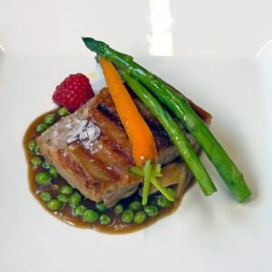 🔥🍽️ Les especialitats del Restaurant La Glorieta — L’univers gastronòmic d’Albert Formentí A l’Hotel Restaurant La Glorieta, el xef Albert Formentí ha construït una proposta gastronòmica que combina cuina catalana, cuina andorrana i producte de mercat amb una sensibilitat única. Les seves especialitats són reconegudes per clients que busquen autenticitat, tradició i un tracte impecable en un entorn privilegiat amb vistes al Cadí. ✨ Especialitats gastronòmiques de La Glorieta Arrossos del Pirineu — Elaborats amb brou casolà, producte fresc i cocció precisa. Caragols a la llauna — Un clàssic del territori amb el toc personal d’Albert Formentí. Carns de proximitat — Seleccionades amb criteri i cuinades amb tècnica tradicional. Cuina catalana i andorrana — Receptes de sempre, renovades amb sensibilitat i respecte pel producte. Postres casolanes — Elaborades al restaurant amb ingredients de qualitat. 🎉 Celebracions i esdeveniments La Glorieta és un espai ideal per a tota classe de celebracions, gràcies a la seva ubicació, els salons amplis i la cuina de qualitat. Celebracions familiars Aniversaris Bateigs Comunions Reunions familiars Amb menús personalitzats i opcions per a tots els gustos. 🏢 Dinars i sopars d’empresa La Glorieta és un referent per a empreses de la Seu i Andorra que busquen un espai elegant, tranquil i amb cuina de nivell. Menús d’empresa adaptats a cada necessitat. Sopars de gala amb producte prèmium. Reunions corporatives amb servei professional i discret. 🎄 Celebracions de Nadal Cada any, La Glorieta prepara menús especials per a: Dinars de Nadal Sopars d’empresa Cap d’Any Amb plats tradicionals, producte de temporada i l’atmosfera càlida que caracteritza el restaurant. 🌟 Un restaurant per a moments especials La Glorieta és — possiblement — el millor restaurant de la Seu d’Urgell i d’Andorra on combinar gastronomia, tradició i celebracions en un entorn únic. #RestaurantLaGlorieta #AlbertFormentí #CelebracionsLaSeu #CuinaCatalana #CuinaAndorrana #AltUrgell
