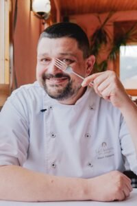 El sabor de la tradició. Albert Formentí, el xef de l'Alt Urgell. Des de Castellciutat, el restaurant La Glorieta per als millors comensals amb una cuina de mercat, a grans gurmets del Pirineu i Andorra. On el bon menjar se serveix amb vistes al Cadí. Restaurant La Glorieta. La Glorieta és el restaurant de proximitat a La Seu d'Urgell i Andorra. Per a bons paladars oferint cuina catalana amb producte noble de mercat La Proposta Gastronòmica de l’Albert. Amb una proposta culinària arrelada a la tradició de l'Alt Urgell, al Restaurant La Glorieta busquem delectar els nostres comensals amb plats que rescaten sabors autèntics de la regió, oferint una experiència gastronòmica única. Direcció: Camí de la Seu, s/n, 25700 Castellciutat. La Seu d'Urgell, Lleida Horaris: De dilluns a diumenge: Dinars: de 13:00 a 15:00 Sopars: de 20:00 a 22:00 El nostre restaurant tanca diumenges nit (en temporada baixa) Contacta amb nosaltres: glorietahotel@gmail.com . Telèfon +376973351045