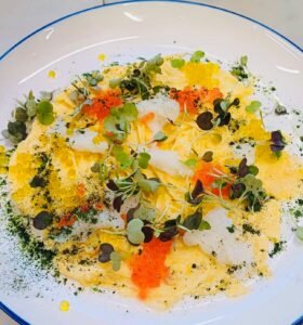 El sabor de la tradició. Albert Formentí, el xef de l'Alt Urgell. Des de Castellciutat, el restaurant La Glorieta per als millors comensals amb una cuina de mercat, a grans gurmets del Pirineu i Andorra. On el bon menjar se serveix amb vistes al Cadí. Restaurant La Glorieta. La Glorieta és el restaurant de proximitat a La Seu d'Urgell i Andorra. Per a bons paladars oferint cuina catalana amb producte noble de mercat La Proposta Gastronòmica de l’Albert. Amb una proposta culinària arrelada a la tradició de l'Alt Urgell, al Restaurant La Glorieta busquem delectar els nostres comensals amb plats que rescaten sabors autèntics de la regió, oferint una experiència gastronòmica única. Direcció: Camí de la Seu, s/n, 25700 Castellciutat. La Seu d'Urgell, Lleida Horaris: De dilluns a diumenge: Dinars: de 13:00 a 15:00 Sopars: de 20:00 a 22:00 El nostre restaurant tanca diumenges nit (en temporada baixa) Contacta amb nosaltres: glorietahotel@gmail.com . Telèfon +376973351045
