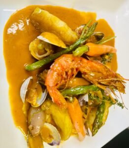 El sabor de la tradició. Albert Formentí, el xef de l'Alt Urgell. Des de Castellciutat, el restaurant La Glorieta per als millors comensals amb una cuina de mercat, a grans gurmets del Pirineu i Andorra. On el bon menjar se serveix amb vistes al Cadí. Restaurant La Glorieta. La Glorieta és el restaurant de proximitat a La Seu d'Urgell i Andorra. Per a bons paladars oferint cuina catalana amb producte noble de mercat La Proposta Gastronòmica de l’Albert. Amb una proposta culinària arrelada a la tradició de l'Alt Urgell, al Restaurant La Glorieta busquem delectar els nostres comensals amb plats que rescaten sabors autèntics de la regió, oferint una experiència gastronòmica única. Direcció: Camí de la Seu, s/n, 25700 Castellciutat. La Seu d'Urgell, Lleida Horaris: De dilluns a diumenge: Dinars: de 13:00 a 15:00 Sopars: de 20:00 a 22:00 El nostre restaurant tanca diumenges nit (en temporada baixa) Contacta amb nosaltres: glorietahotel@gmail.com . Telèfon +376973351045