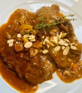 El sabor de la tradició. Albert Formentí, el xef de l'Alt Urgell. Des de Castellciutat, el restaurant La Glorieta per als millors comensals amb una cuina de mercat, a grans gurmets del Pirineu i Andorra. On el bon menjar se serveix amb vistes al Cadí. Restaurant La Glorieta. La Glorieta és el restaurant de proximitat a La Seu d'Urgell i Andorra. Per a bons paladars oferint cuina catalana amb producte noble de mercat La Proposta Gastronòmica de l’Albert. Amb una proposta culinària arrelada a la tradició de l'Alt Urgell, al Restaurant La Glorieta busquem delectar els nostres comensals amb plats que rescaten sabors autèntics de la regió, oferint una experiència gastronòmica única. Direcció: Camí de la Seu, s/n, 25700 Castellciutat. La Seu d'Urgell, Lleida Horaris: De dilluns a diumenge: Dinars: de 13:00 a 15:00 Sopars: de 20:00 a 22:00 El nostre restaurant tanca diumenges nit (en temporada baixa) Contacta amb nosaltres: glorietahotel@gmail.com . Telèfon +376973351045