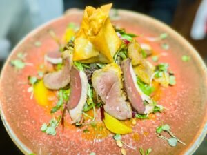 El sabor de la tradició. Albert Formentí, el xef de l'Alt Urgell. Des de Castellciutat, el restaurant La Glorieta per als millors comensals amb una cuina de mercat, a grans gurmets del Pirineu i Andorra. On el bon menjar se serveix amb vistes al Cadí. Restaurant La Glorieta. La Glorieta és el restaurant de proximitat a La Seu d'Urgell i Andorra. Per a bons paladars oferint cuina catalana amb producte noble de mercat La Proposta Gastronòmica de l’Albert. Amb una proposta culinària arrelada a la tradició de l'Alt Urgell, al Restaurant La Glorieta busquem delectar els nostres comensals amb plats que rescaten sabors autèntics de la regió, oferint una experiència gastronòmica única. Direcció: Camí de la Seu, s/n, 25700 Castellciutat. La Seu d'Urgell, Lleida Horaris: De dilluns a diumenge: Dinars: de 13:00 a 15:00 Sopars: de 20:00 a 22:00 El nostre restaurant tanca diumenges nit (en temporada baixa) Contacta amb nosaltres: glorietahotel@gmail.com . Telèfon +376973351045