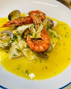 El sabor de la tradició. Albert Formentí, el xef de l'Alt Urgell. Des de Castellciutat, el restaurant La Glorieta per als millors comensals amb una cuina de mercat, a grans gurmets del Pirineu i Andorra. On el bon menjar se serveix amb vistes al Cadí. Restaurant La Glorieta. La Glorieta és el restaurant de proximitat a La Seu d'Urgell i Andorra. Per a bons paladars oferint cuina catalana amb producte noble de mercat La Proposta Gastronòmica de l’Albert. Amb una proposta culinària arrelada a la tradició de l'Alt Urgell, al Restaurant La Glorieta busquem delectar els nostres comensals amb plats que rescaten sabors autèntics de la regió, oferint una experiència gastronòmica única. Direcció: Camí de la Seu, s/n, 25700 Castellciutat. La Seu d'Urgell, Lleida Horaris: De dilluns a diumenge: Dinars: de 13:00 a 15:00 Sopars: de 20:00 a 22:00 El nostre restaurant tanca diumenges nit (en temporada baixa) Contacta amb nosaltres: glorietahotel@gmail.com . Telèfon +376973351045