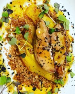El sabor de la tradició. Albert Formentí, el xef de l'Alt Urgell. Des de Castellciutat, el restaurant La Glorieta per als millors comensals amb una cuina de mercat, a grans gurmets del Pirineu i Andorra. On el bon menjar se serveix amb vistes al Cadí. Restaurant La Glorieta. La Glorieta és el restaurant de proximitat a La Seu d'Urgell i Andorra. Per a bons paladars oferint cuina catalana amb producte noble de mercat La Proposta Gastronòmica de l’Albert. Amb una proposta culinària arrelada a la tradició de l'Alt Urgell, al Restaurant La Glorieta busquem delectar els nostres comensals amb plats que rescaten sabors autèntics de la regió, oferint una experiència gastronòmica única. Direcció: Camí de la Seu, s/n, 25700 Castellciutat. La Seu d'Urgell, Lleida Horaris: De dilluns a diumenge: Dinars: de 13:00 a 15:00 Sopars: de 20:00 a 22:00 El nostre restaurant tanca diumenges nit (en temporada baixa) Contacta amb nosaltres: glorietahotel@gmail.com . Telèfon +376973351045