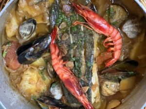 El sabor de la tradició. Albert Formentí, el xef de l'Alt Urgell. Des de Castellciutat, el restaurant La Glorieta per als millors comensals amb una cuina de mercat, a grans gurmets del Pirineu i Andorra. On el bon menjar se serveix amb vistes al Cadí. Restaurant La Glorieta. La Glorieta és el restaurant de proximitat a La Seu d'Urgell i Andorra. Per a bons paladars oferint cuina catalana amb producte noble de mercat La Proposta Gastronòmica de l’Albert. Amb una proposta culinària arrelada a la tradició de l'Alt Urgell, al Restaurant La Glorieta busquem delectar els nostres comensals amb plats que rescaten sabors autèntics de la regió, oferint una experiència gastronòmica única. Direcció: Camí de la Seu, s/n, 25700 Castellciutat. La Seu d'Urgell, Lleida Horaris: De dilluns a diumenge: Dinars: de 13:00 a 15:00 Sopars: de 20:00 a 22:00 El nostre restaurant tanca diumenges nit (en temporada baixa) Contacta amb nosaltres: glorietahotel@gmail.com . Telèfon +376973351045
